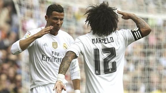 Cristiano Ronaldo (i) y Marcelo (d) celebran el gol del portugés. 