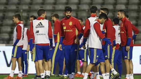 Los jugadores de la selección española durante un entrenamiento en Bruselas.