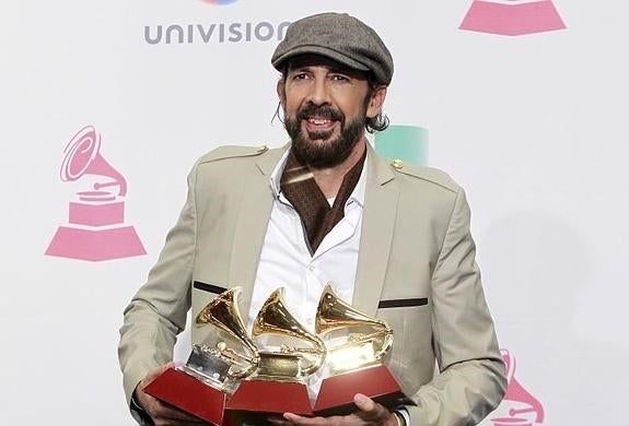 Juan Luis Guerra posa con sus galardones. 