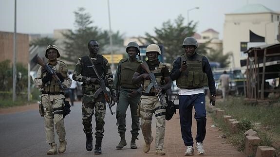 Soldados malienses custodian los alrededores del hotel Radisson en Bamako.