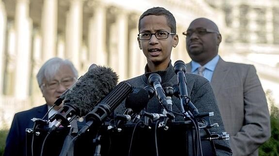 Ahmed Mohamed, de 14 años, hablando ante la prensa. 