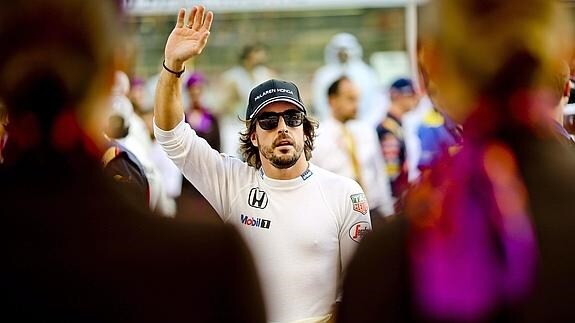 Fernando Alonso saluda. 