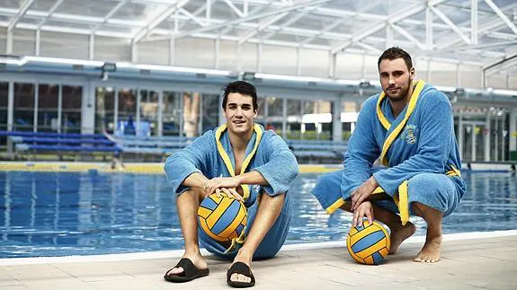 Eduardo Lorrio y Víctor Gutiérrez, jugadores de waterpolo del Canoe.