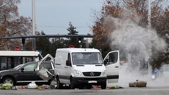 La Policía búlgara efectúa una explosión controlada en la furgoneta. 