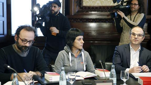 Los diputados de la CUP Benet Salellas (i) y Anna Gabriel (2i), junto a Jordi Turull (d), de Junts pel Sí.