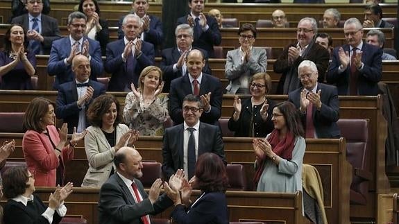 Patxi López (2-d, segunda fila), aplaudido por los diputados de su formación.