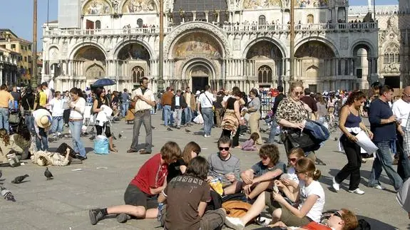 Turistas atestan la Plaza de San Marcos, en Venecia. 