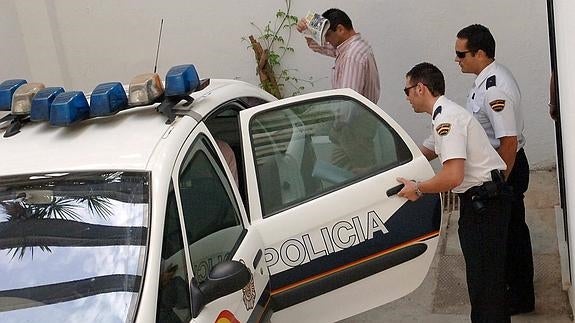 El empresario Andrés Liétor entra en un coche policial. 