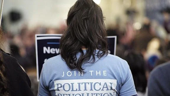 Una seguidora del aspirante demócrata Bernie Sanders, con una camiseta con la leyenda 'Únete a la revolución política hoy', durante un acto de campapa en New Hampshire.
