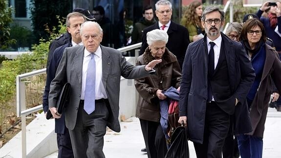 Jordi Pujol (c.) y su mujer (dcha.) abandonan la Audiencia Nacional.