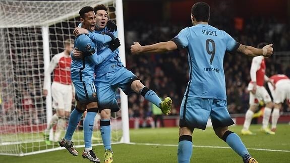 Messi, Neymar y Suárez celebran un gol al Arsenal. 