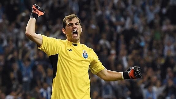Casillas celebra una jugada con el Oporto. 