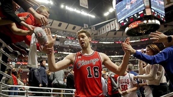 Pau Gasol saluda a los aficionados. 