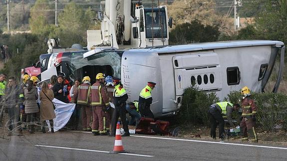 El autobús siniestrado a la altura de Freginals. 