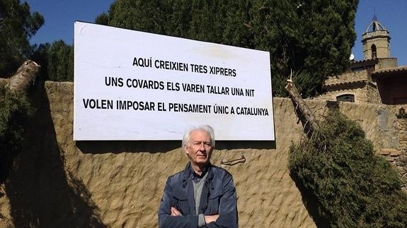 Albert Boadella, junto al cartel que ha colocado en su casa. 