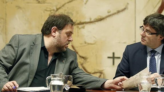 Oriol Junqueras conversa con el presidente de la Generalitat, Carles Puigdemont. 