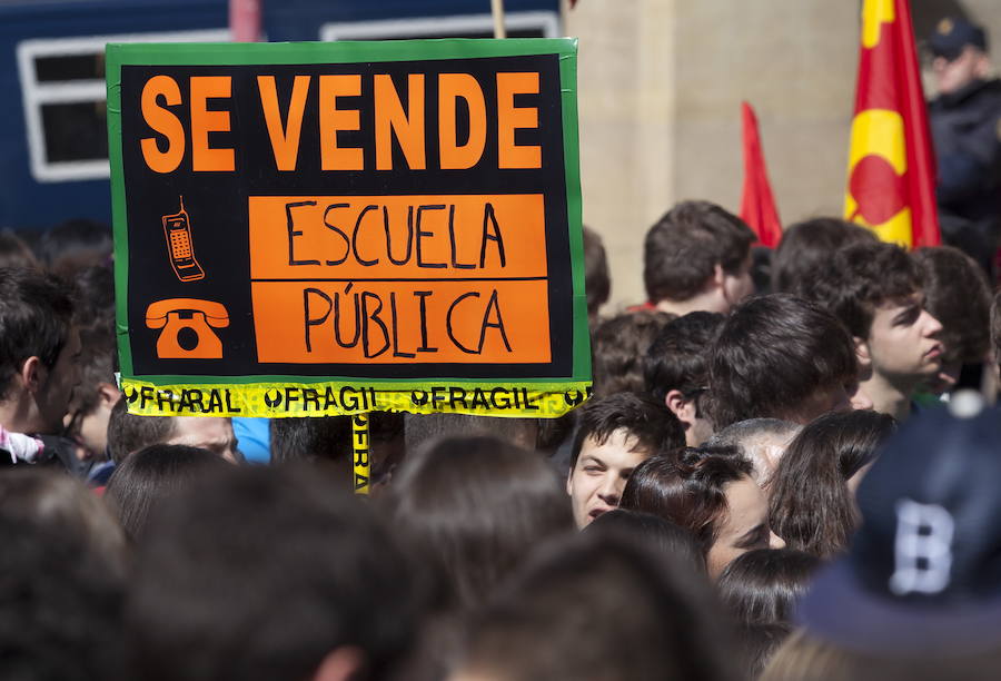 Estudiantes protestan por los recortes en Educación