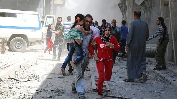 Una familia huye tras un nuevo ataque aéreo en Alepo. 