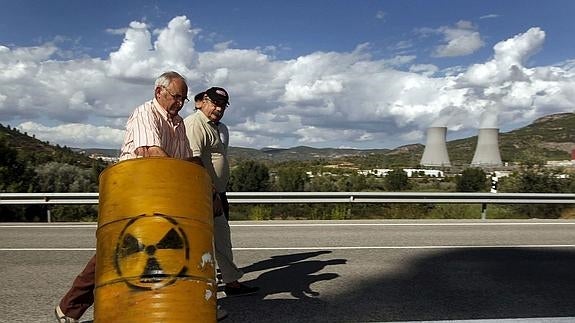 Vecinos de la comarca del Valle de Ayora (Valencia) empujan un barril con el símbolo de la radioactividad frente a la central de Confrentes. 