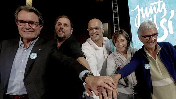 Artur Mas, Oriol Junqueras, Raúl Romeva, Carme Forcadell y Muriel Casals, durante el acto de inicio de campaña. 