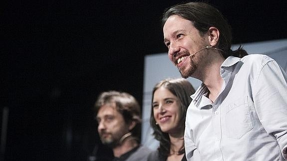 El líder de Podemos, Pablo Iglesias (d).