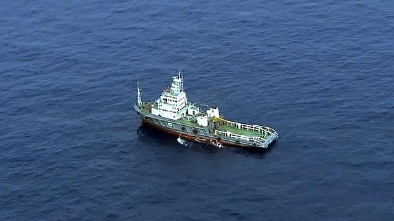 Uno de los barcos de la Marina eipcia que participa en las tareas de rescate. 