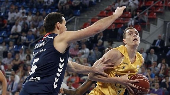 Anzejs Pasecniks (d) y Darko Planinic (i), durante el partido. 