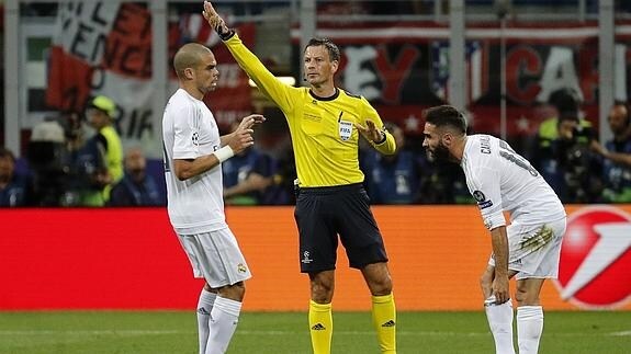 Clattenburg señala una falta en la final de la Champions. 