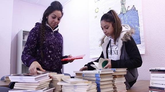 Dos adolescentes gitanas en su colegio. 