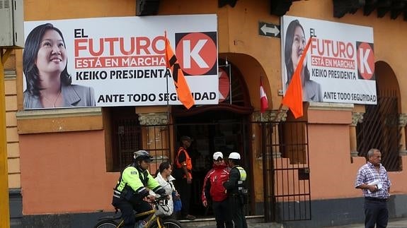 Carteles con la imagen de Keiko Fujimori. 