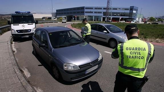 Agentes de la Guardia Civil efectúan un control de tráfico. 