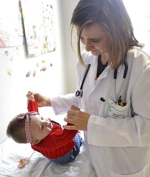 Una pediatra examina a su pequeña paciente.