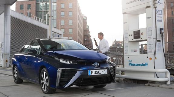 Un Mirai de Toyota repostando en las estaciones de hidrógeno.