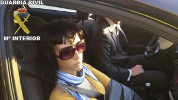 El conductor y su 'acompañante'.