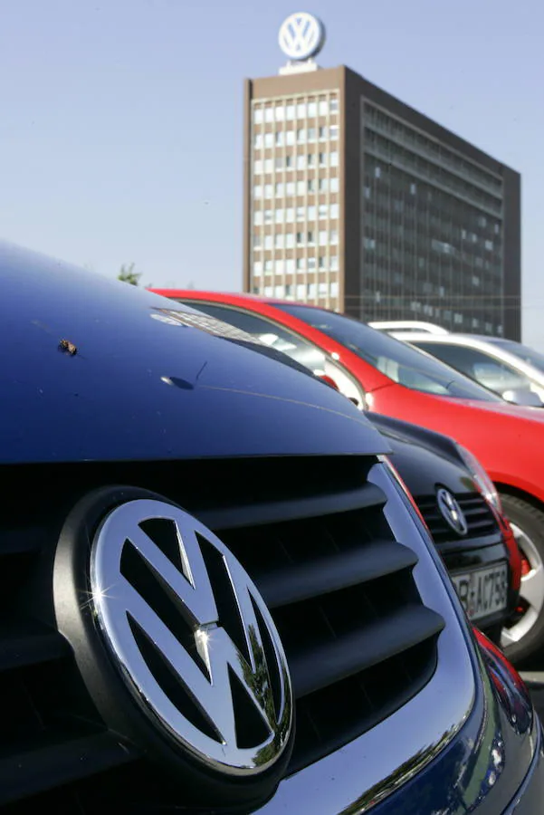 Coches de la marca Volkswagen, frente a la sede de la compañía en Wolsfburg, Alemania.