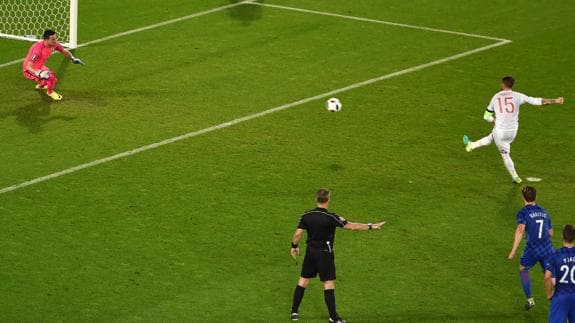 Sergio Ramos tira un penalti con su selección. 