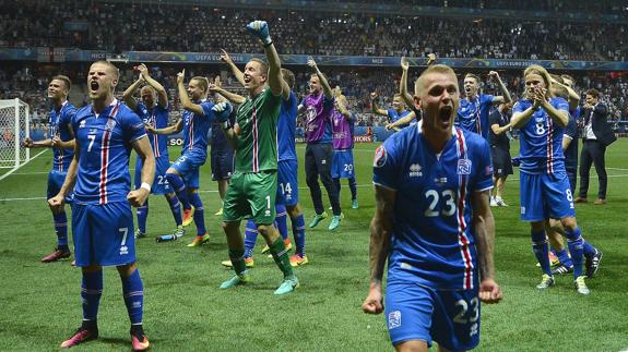 Los jugadores islandeses celebrran el triunfo.
