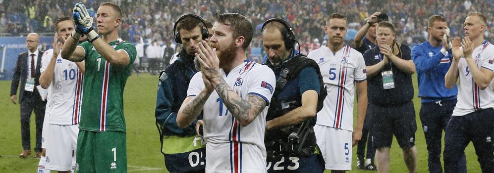 Los jugadores islandeses se despiden de la Eurocopa. 