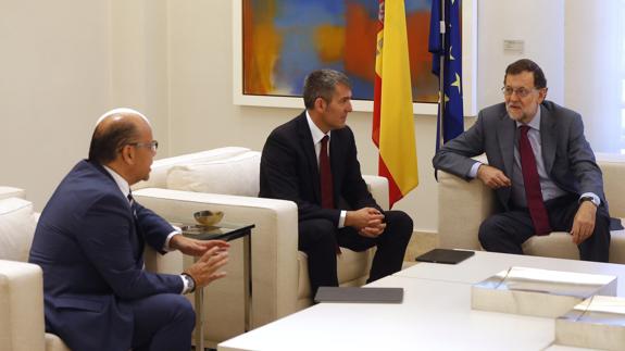 Mariano Rajoy conversa con el secretario general de CC, José Miguel Barragán (i), en presencia del presidente de Canarias, Fernando Clavijo (c). 