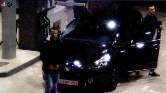 Salah Abdeslam, sospechoso de los atentados de Paris, y su cómplice Mohamed Abrini.