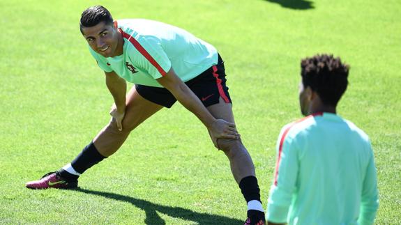 Cristiano Ronaldo entrena con la selección de Portugal.