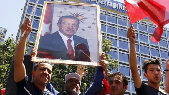 Partidarios de Erdogan celebran el fracaso del golpe. 
