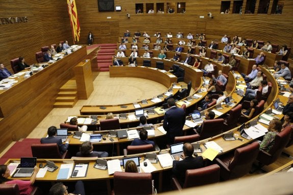 Vista panorámica del hemiciclo de Les Corts en una sesión plenaria.