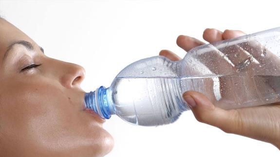 La población femenina bebe cerca de un 21% menos del agua que debería. 