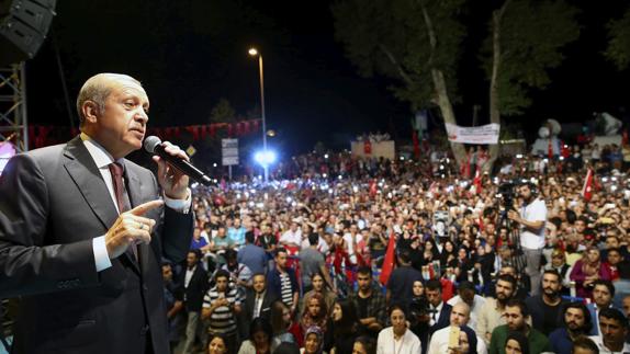 Erdogan se dirige anoche a sus partidarios en Estambul. 