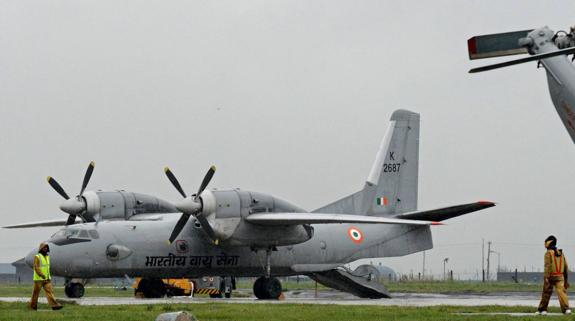 Foto de archivo de un avión Antonov-32 en la base de Srinagar (India).