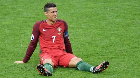 Cristiano Ronaldo tras caer lesionado en la Eurocopa. 