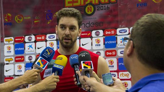 Pau Gasol atiende a los medios de comunicación. 