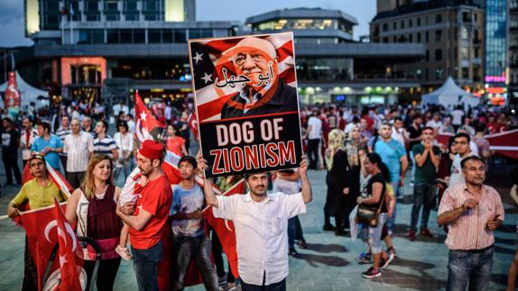 Partidarios de Erdogan claman contra el clérigo Fethullah Gülen. 