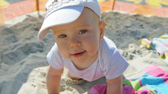 Los menores de 3 años no deben exponerse al sol. Es muy importante protegerles con ropa, sombreros, gafas y protectores solares de FPS alto. 